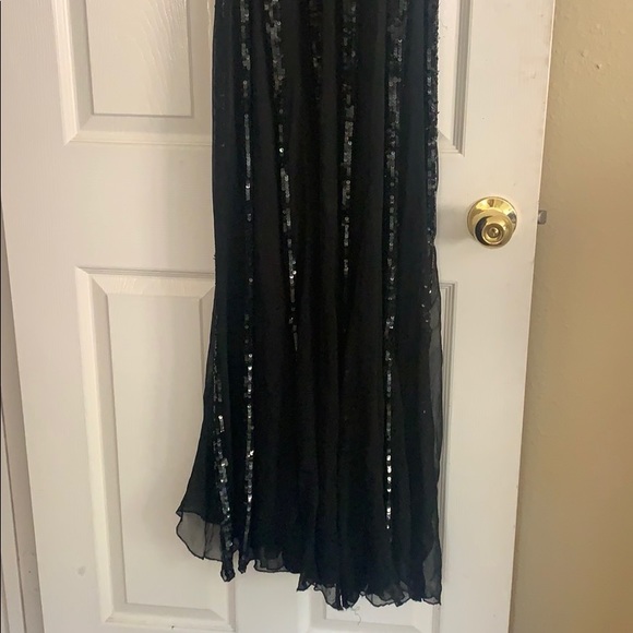 black dress. very unique - Picture 4 of 5